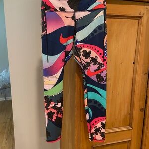 NIKE DRI FIT WOMENS NWOT LEGGINGS CAPRI MEDIUM